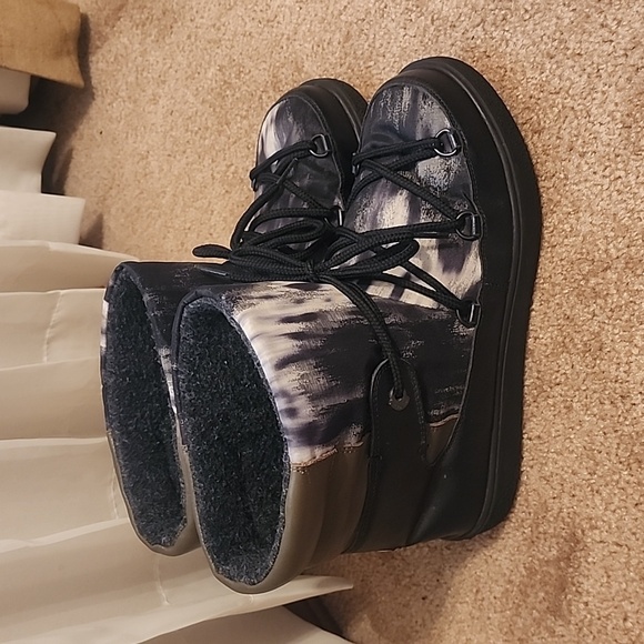 Moncler Fanny Snow Boots - Picture 1 of 16
